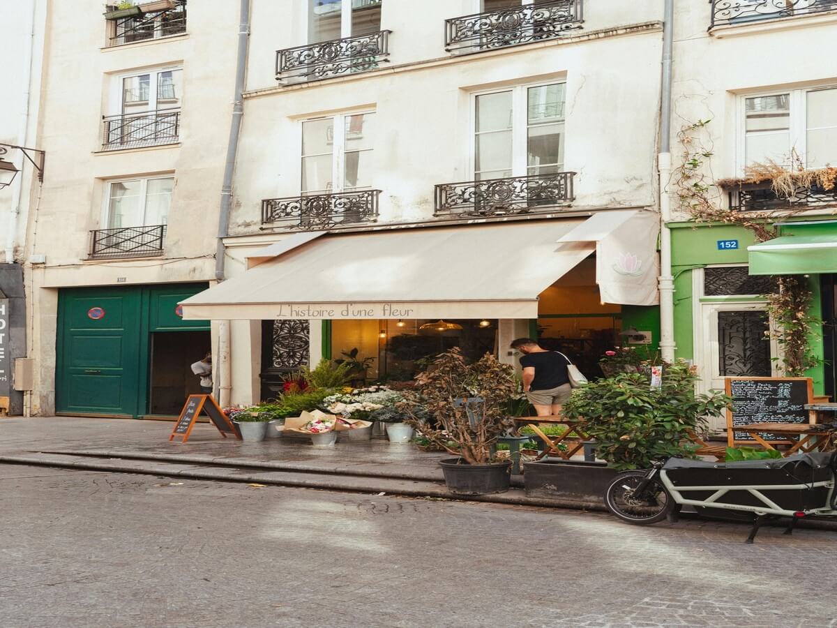 Boutique-lined cobbelstone street in le Marai, Paris
