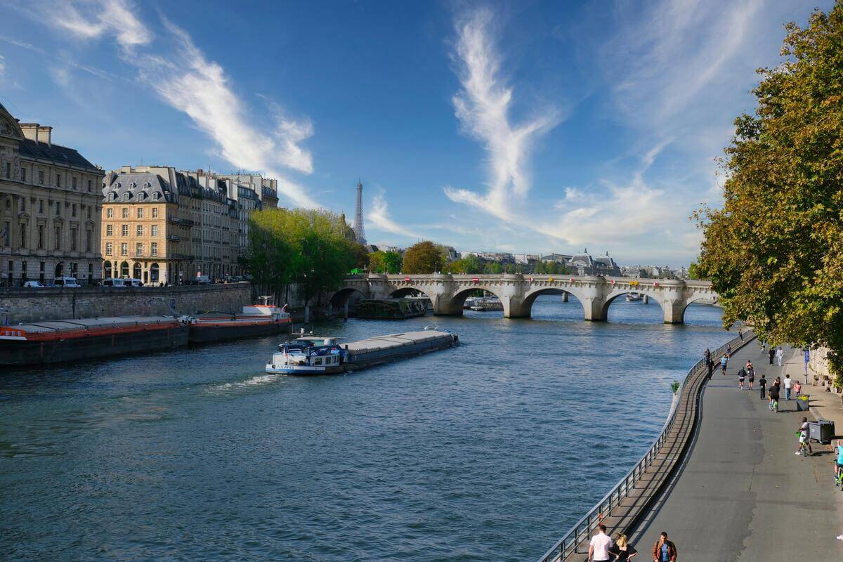 Paris-Romantic view of Seine River, good for couples walk