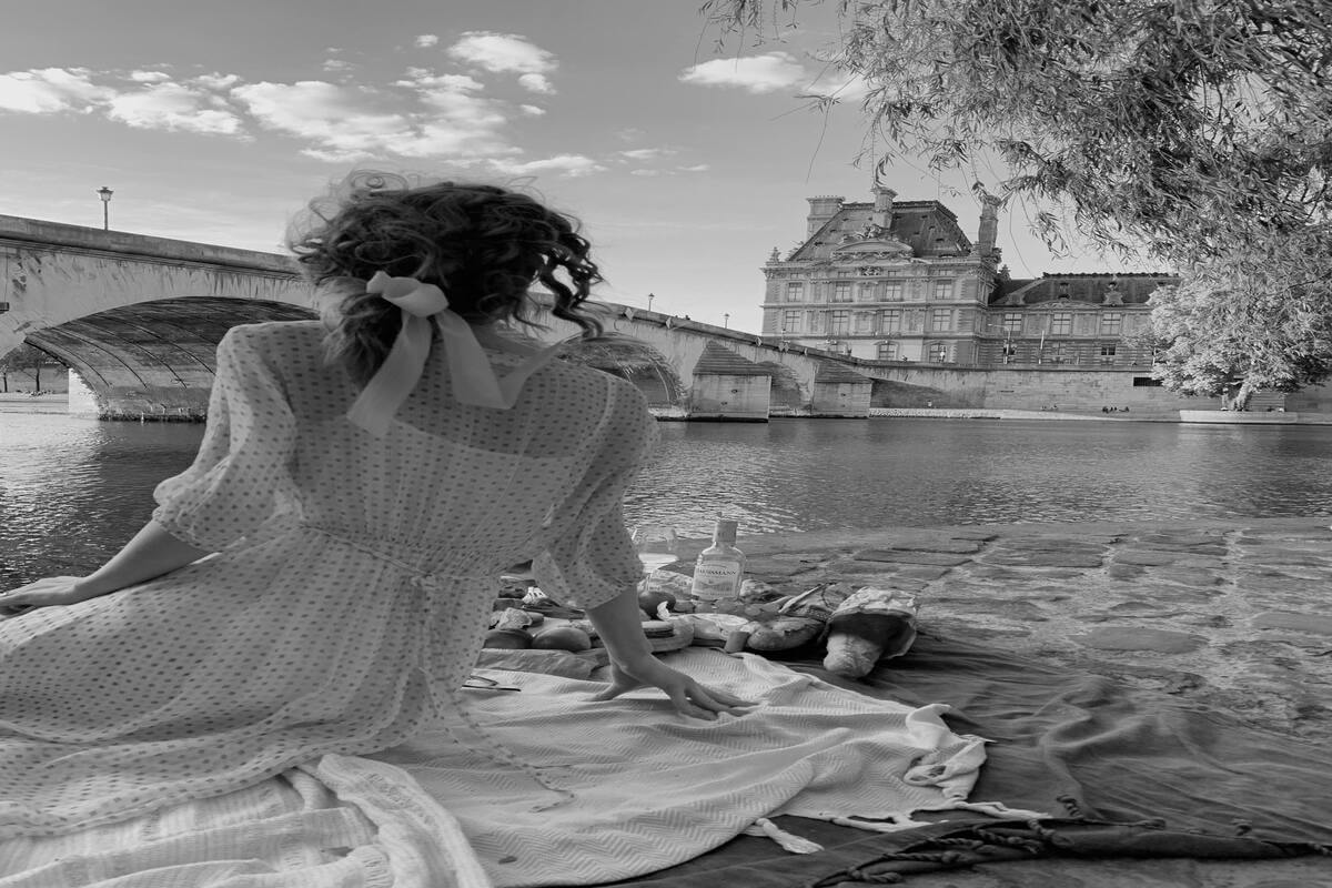 couple enjoying picnic by the Seine in Paris
